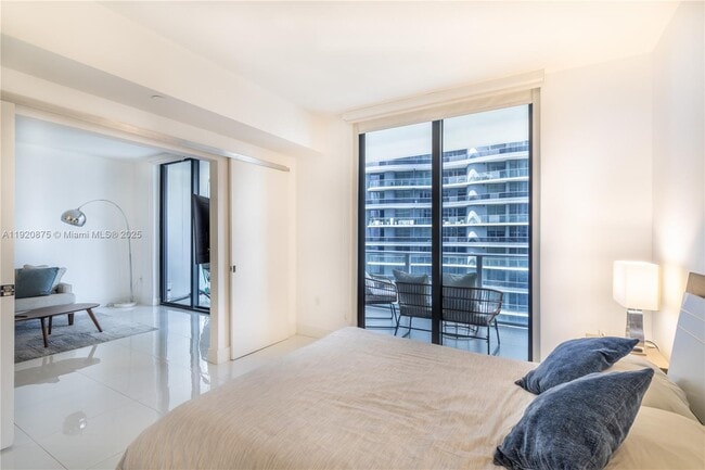 Building Photo - 1010 Brickell Ave