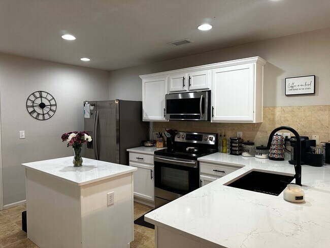 Kitchen - 1918 Hogan Ct