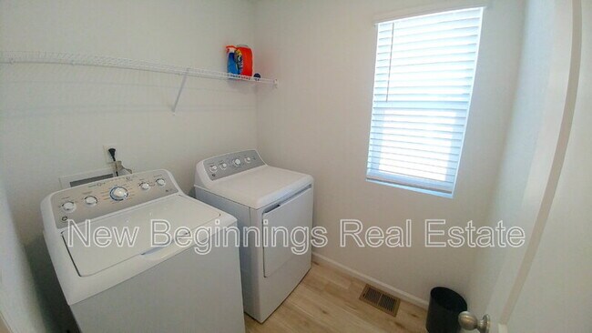 Building Photo - 16487 Mountain Flax Dr