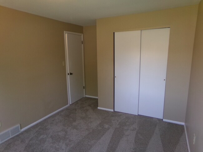 Building Photo - 4 Woodbine Ct