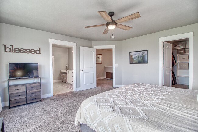 Building Photo - 8636 N Cypress Alley