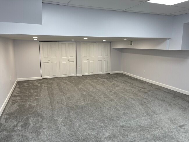 Building Photo - 1925 E Waverly Ln