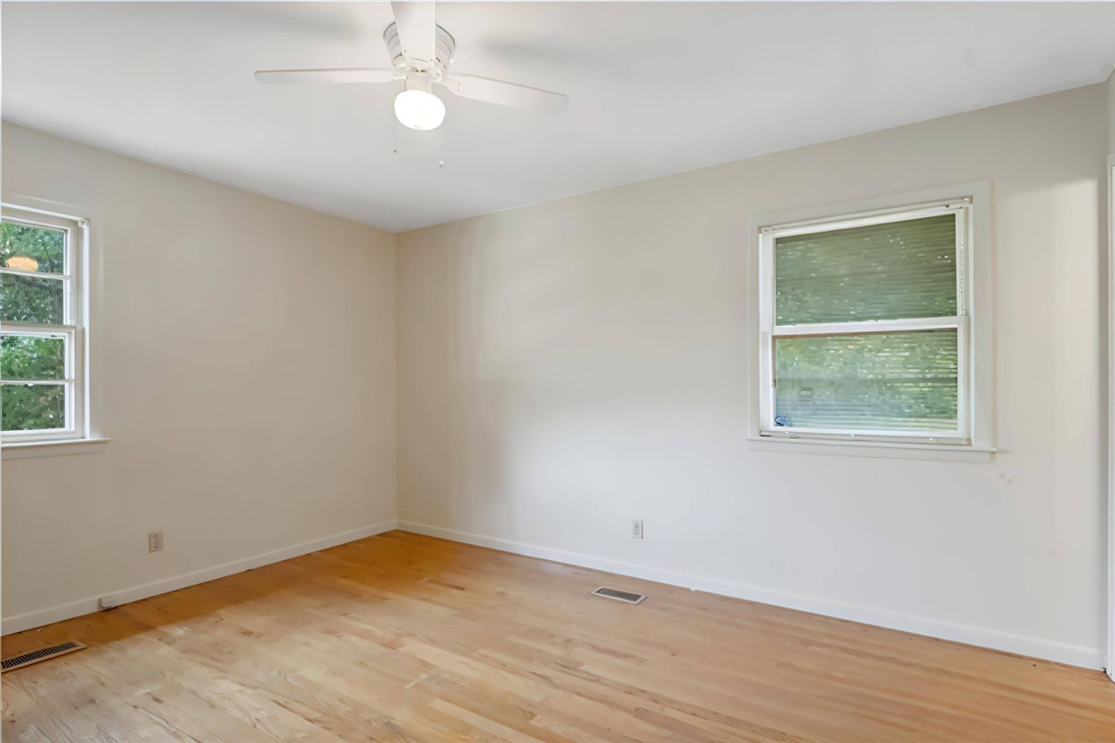 Building Photo - 2560 Pine Springs Dr