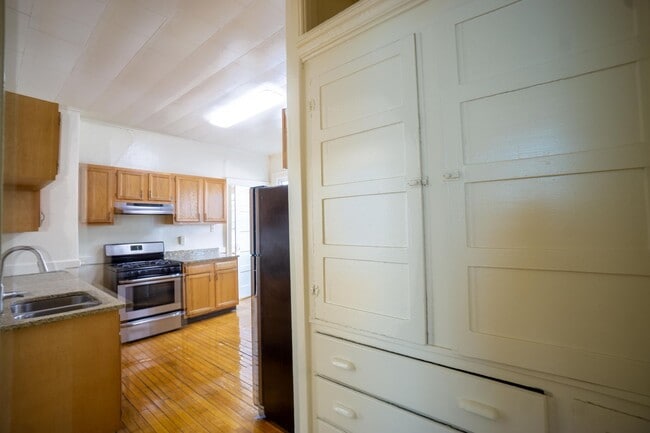Building Photo - 3 Bedroom Apartment with Great View of Tho...