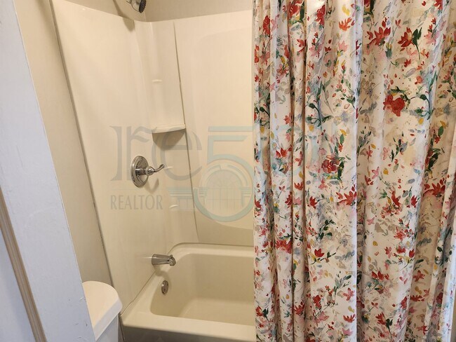 Building Photo - Wonderful Apartment in Hillcrest!