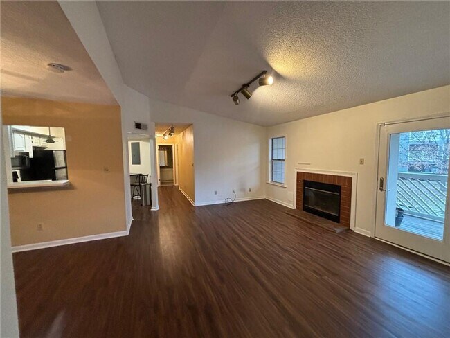 Building Photo - 544 McGill Pl NE