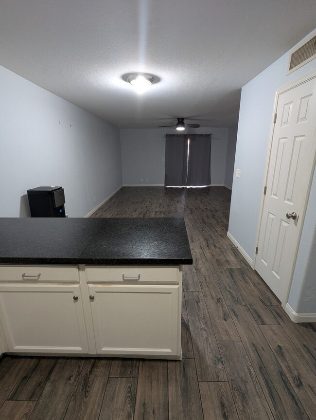 Building Photo - Unit 1006