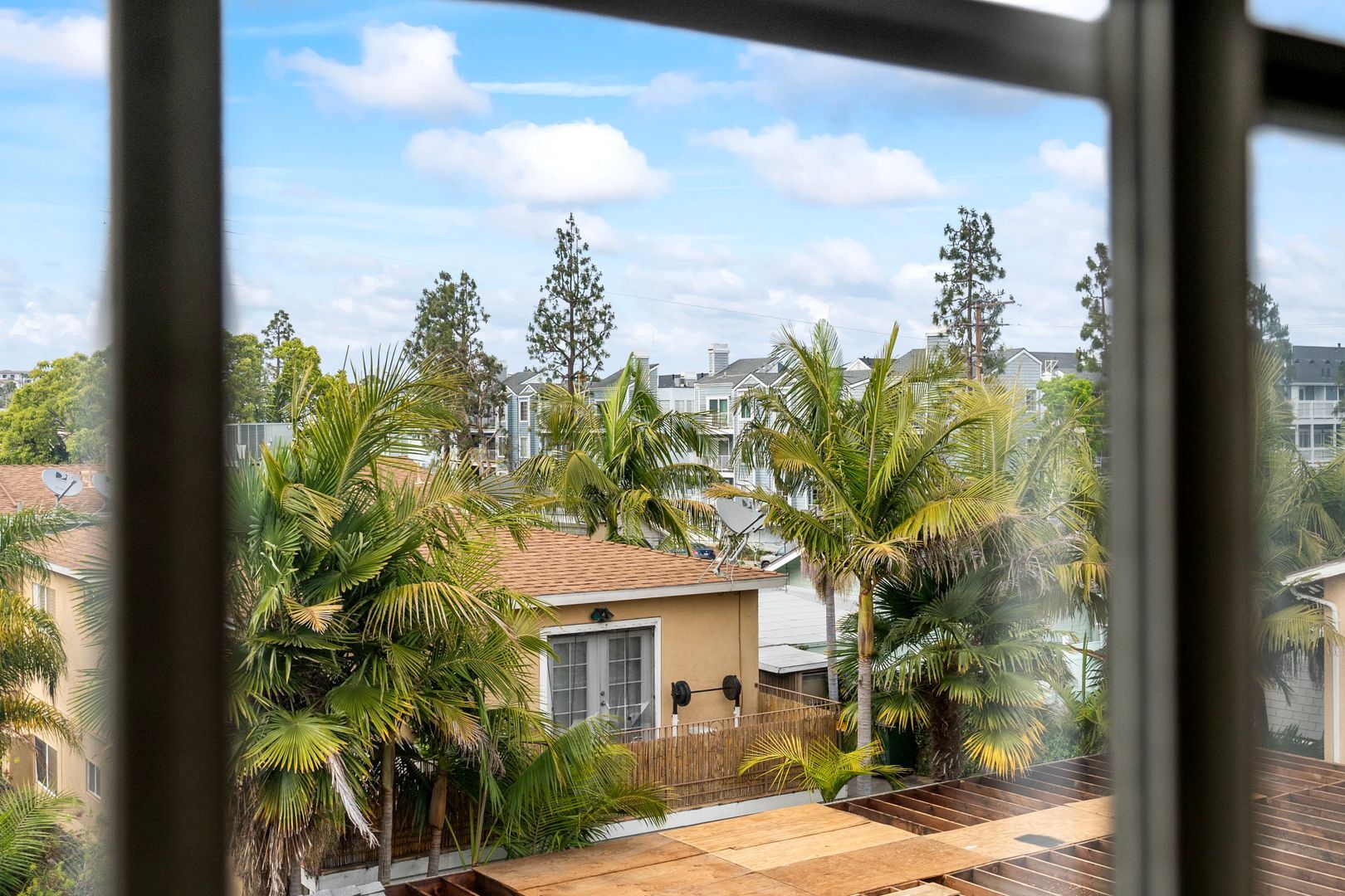Building Photo - 1070 Loma Ave