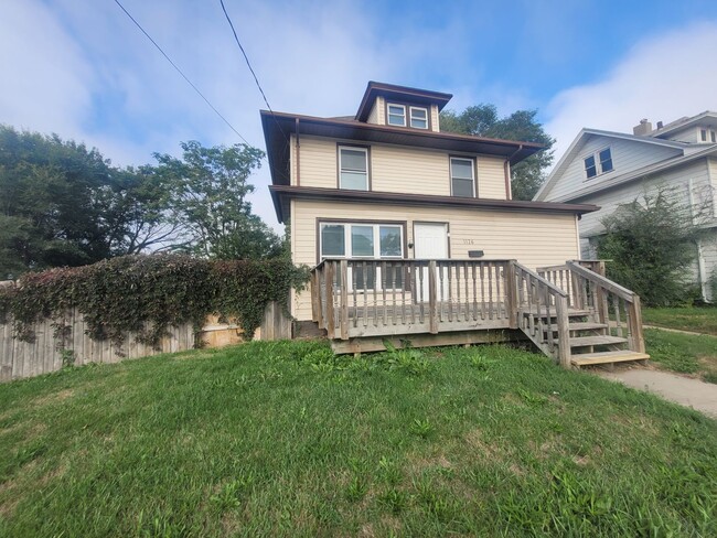 Building Photo - 6 Bedroom Home with large yard, washer/dry...