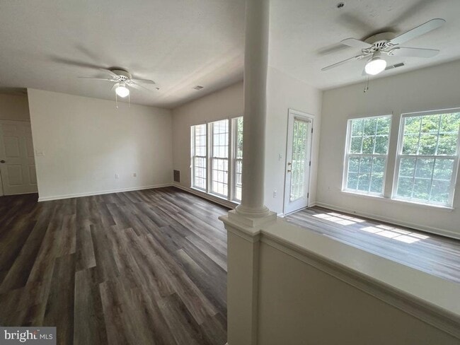 Building Photo - Beautiful 2 bedroom 2 baths condo in the gated community of Chestnut Point.