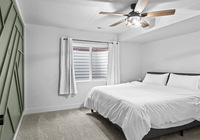 Building Photo - GORGEOUS Sandy Home!!!