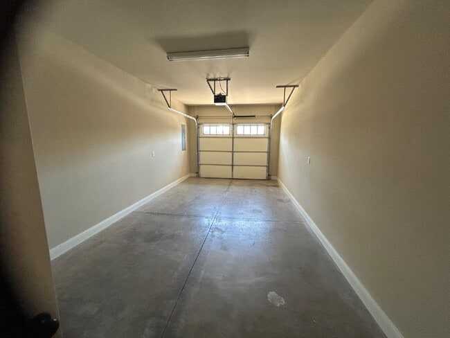 Building Photo - 2BD 2BA GROUND LEVEL DUPLEX WITH GARAGE FO...