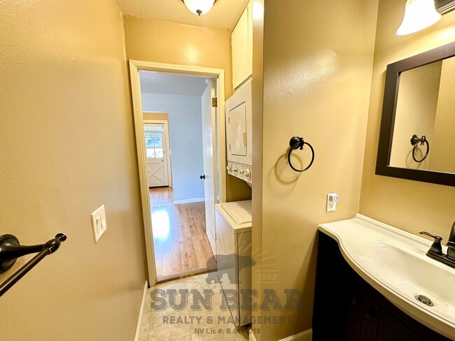 Building Photo - 2 Bedroom / 2 bathroom -Allows a dog upon ...