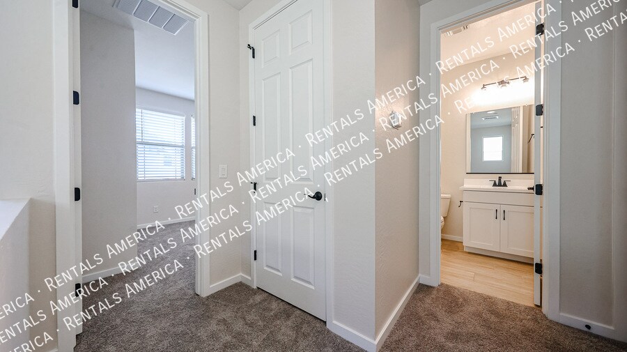 Building Photo - 2858 N Evergreen St