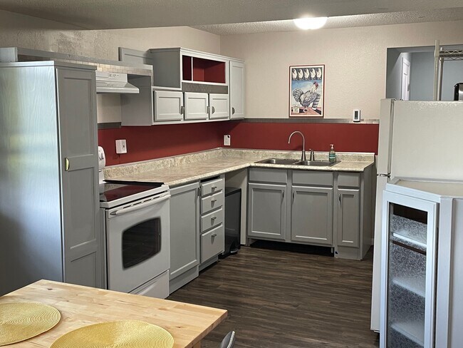 Large kitchen with glass top range - 317 N Wasson Ln