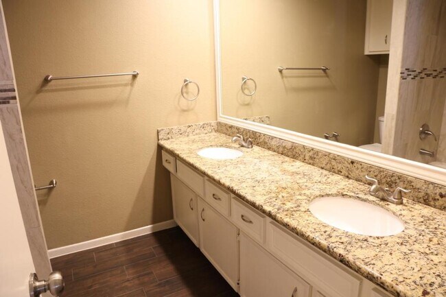 Building Photo - 2215 Silver Falls Dr