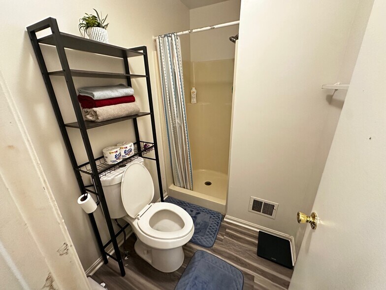 Master Bathroom - 8719 East Grv