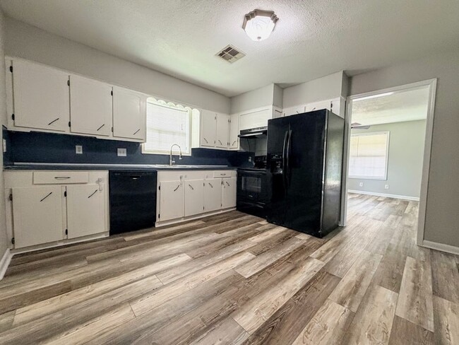 Building Photo - Updated 2 bedroom/1.5 bathroom home in Lake Charles with a large bonus room!