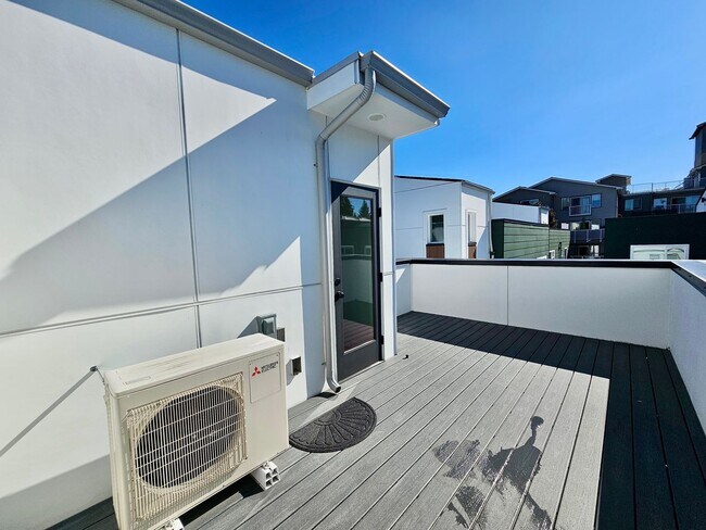 Building Photo - Experience Modern Living in the Heart of N...