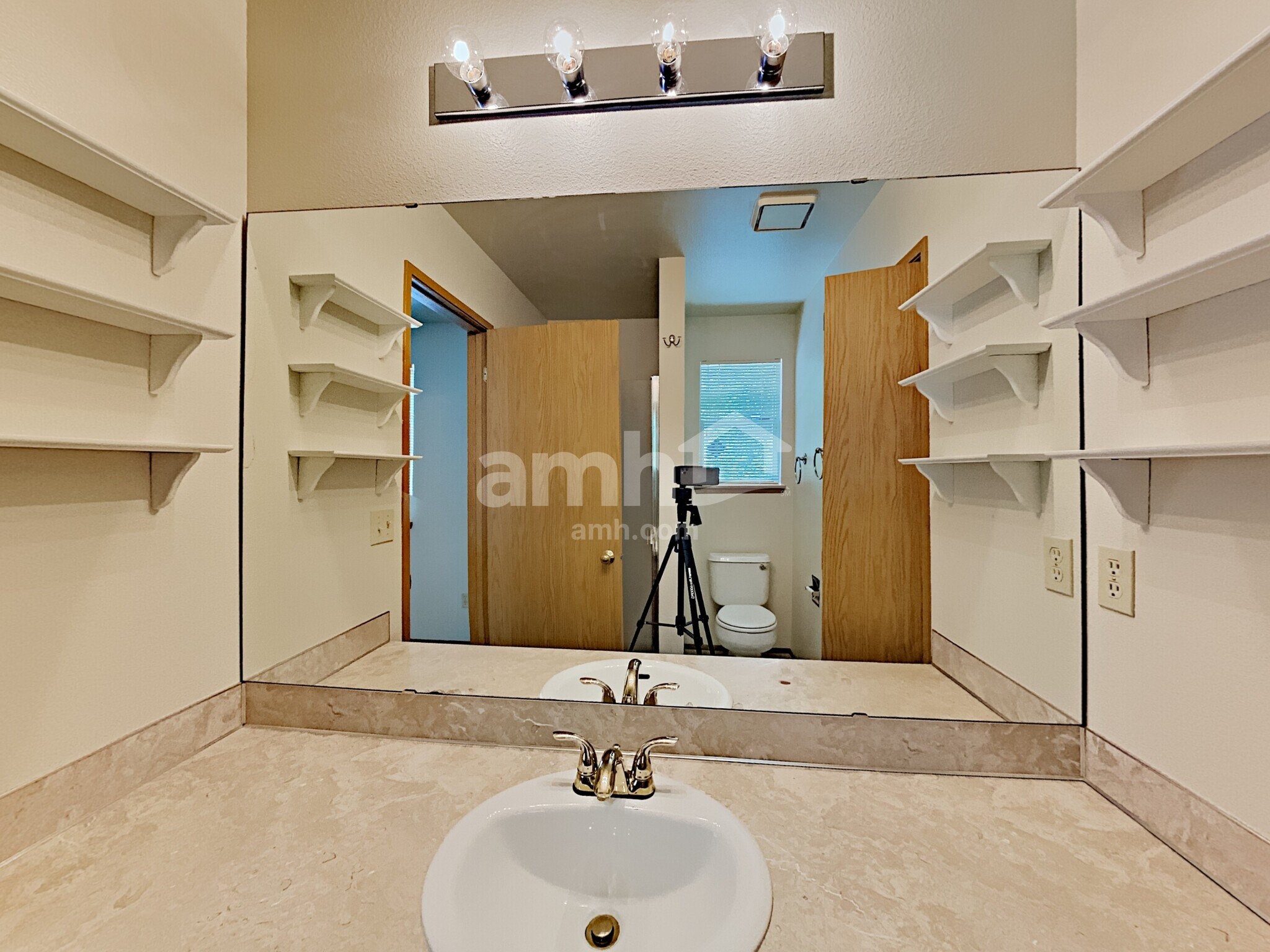 Building Photo - 2078 SE 8th Dr