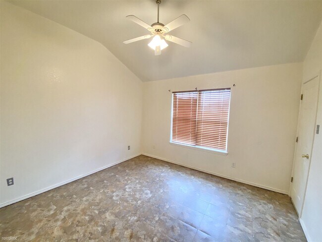 Building Photo - 3 br, 2 bath Duplex - 4605 Wade Dr B