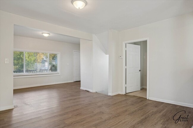 Building Photo - $1200 2 bedroom large home