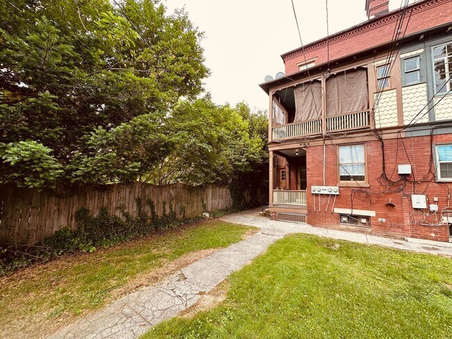 Building Photo - 729 S George St