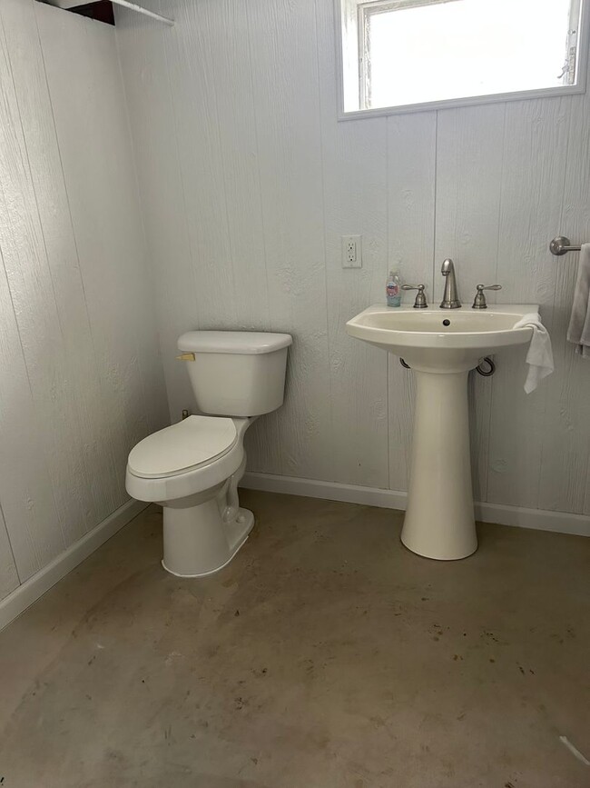 Building Photo - 3 Bedroom, 1.5 bathroom Home with 2-Car Garage!!