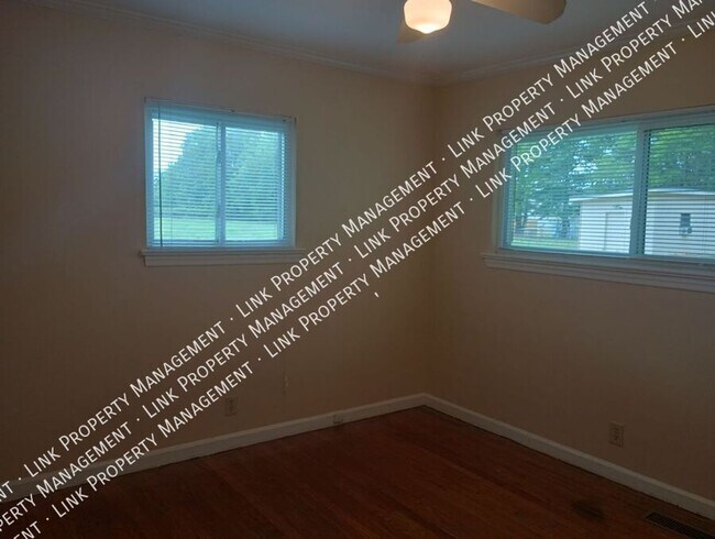 Building Photo - Don't Miss this Charming 2 bedroom with Ga...