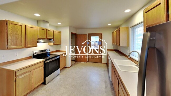 Building Photo - $500 Rent Credit - Two-bedroom home with a fully equipped kitchen, conveniently located near West...