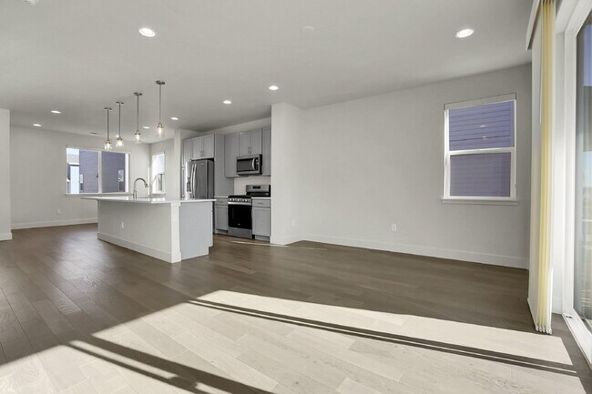 Building Photo - $2,500 - 2 Bed, 2 Full Bath Townhome In Broomfield with Central AC and In Unit Laundry!