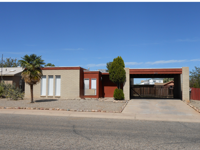 Primary Photo - Located Close to School