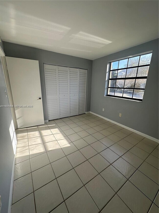 Building Photo - 1080 N Franklin Ave