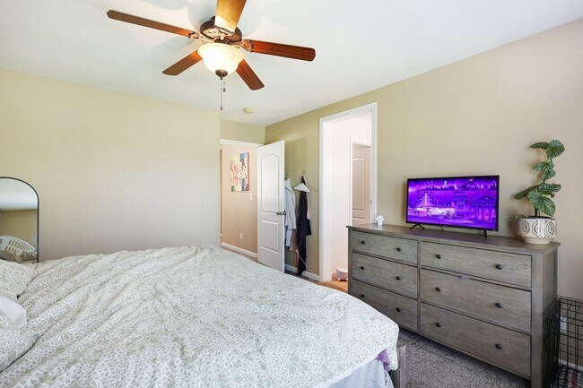 Building Photo - 3 BED 2.5 BATH TOWNHOME IN THE VILLAGES OF SHASTA VIEW GARDENS