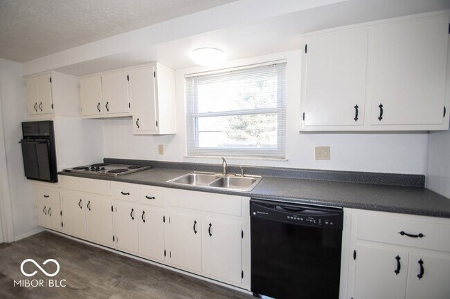 Building Photo - 8636 E Edgewood Ave