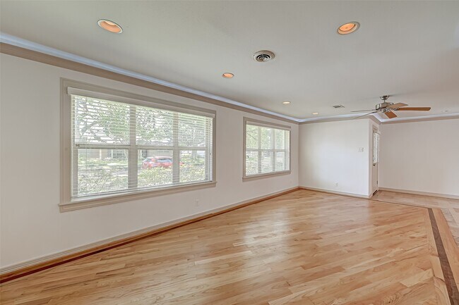 Building Photo - 5611 Briarbend Dr
