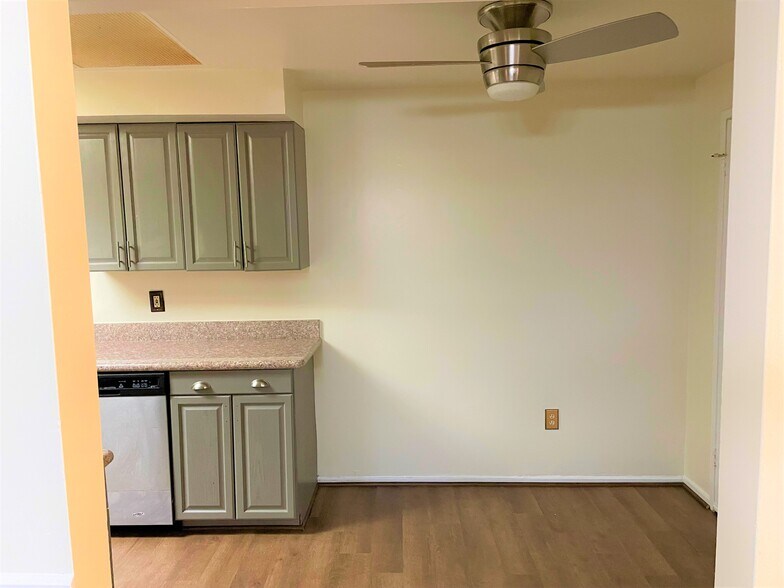 Breakfast area - 10245 Prince Plz