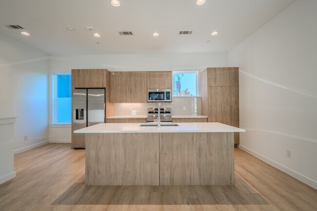 Building Photo - Stunning Modern Townhomes Newer Constructi...