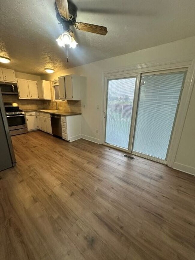 Building Photo - Fall Special – 3 Weeks FREE Rent on 4 Bed,...