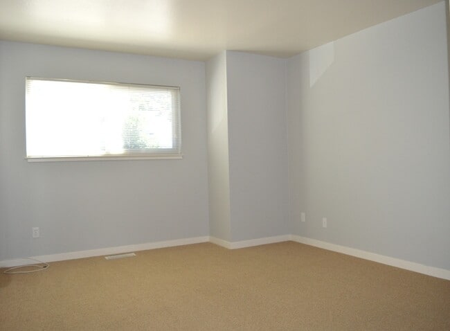 Building Photo - Spacious Two-Story Duplex Near Caledonia