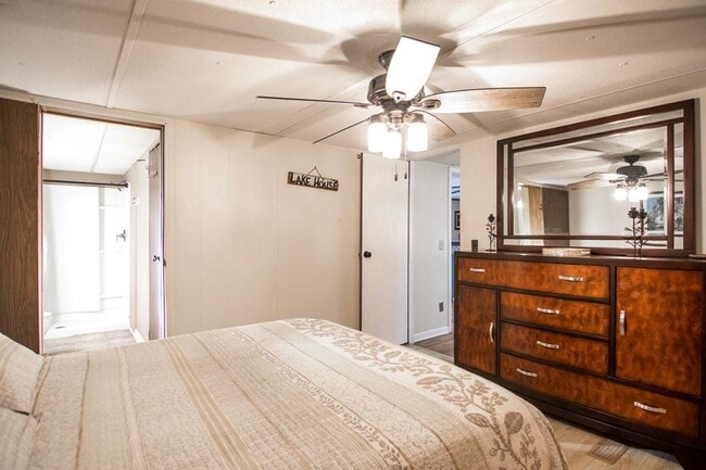 Building Photo - 1631 W Pine Lake Dr