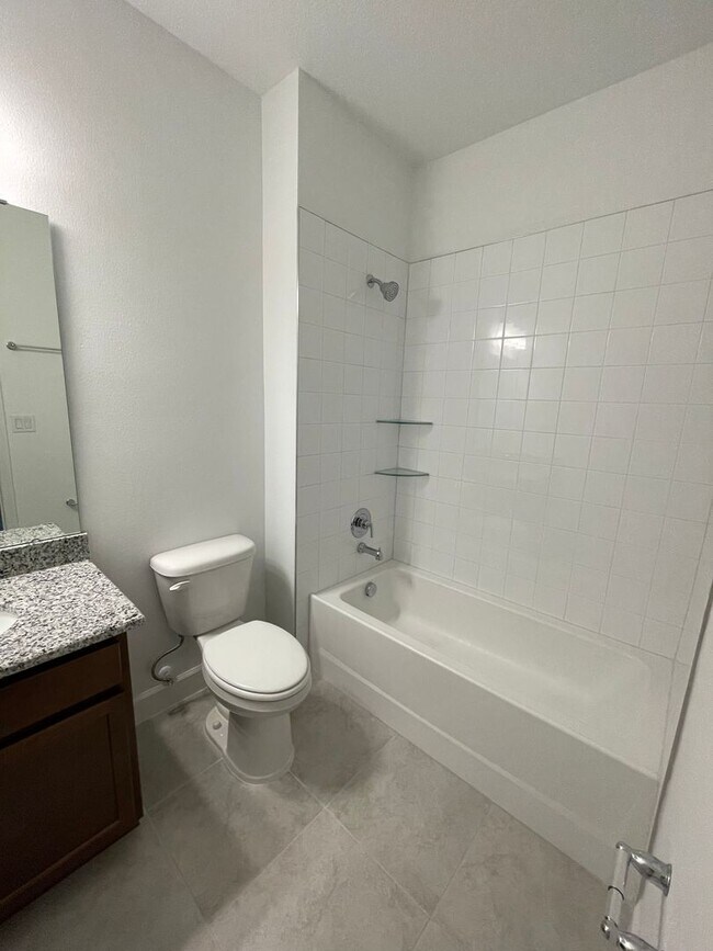 Building Photo - AVAILALBE NOW!! TOWNHOME IN HIGHLY DESIRAB...
