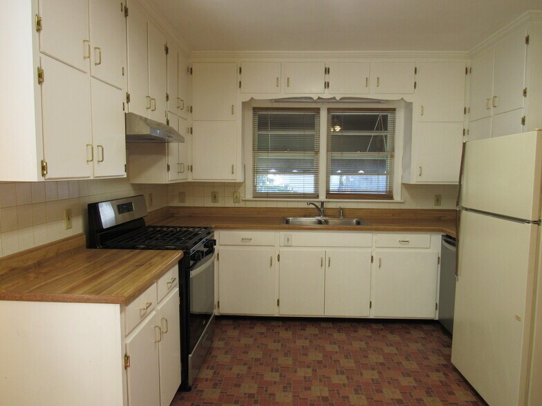 Building Photo - 1605 Broadlawn Ave