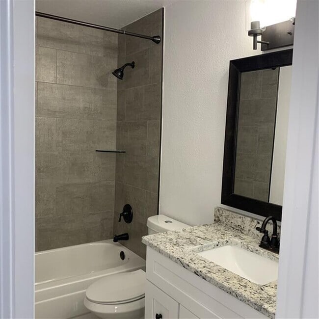 Building Photo - Sunny point Dr.