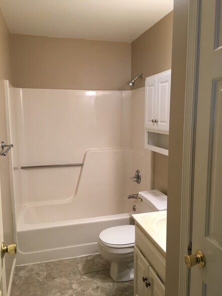 Full bathroom 1 - 556 Nicholas Ave
