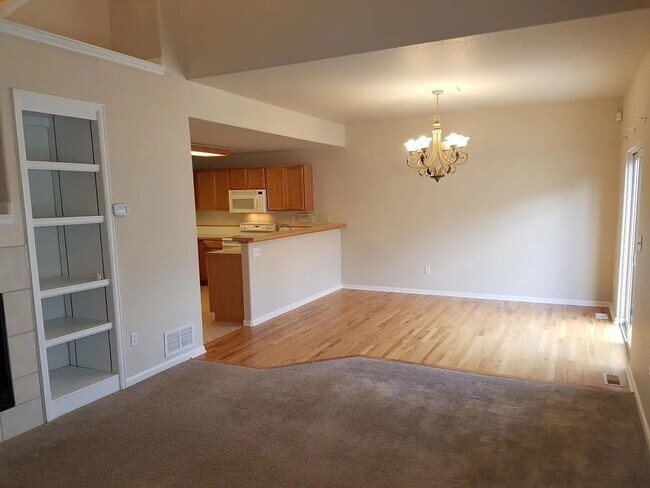 Building Photo - Lake Side Denver Townhome