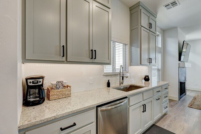 Building Photo - Stunning 4 Bedroom 3 Bath Home