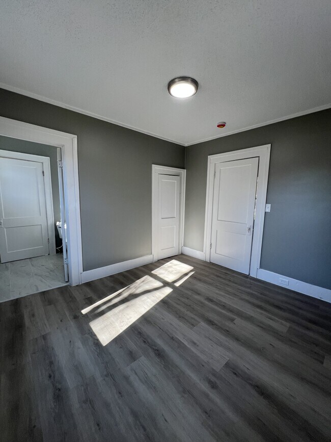 Building Photo - 726 Henderson Ave