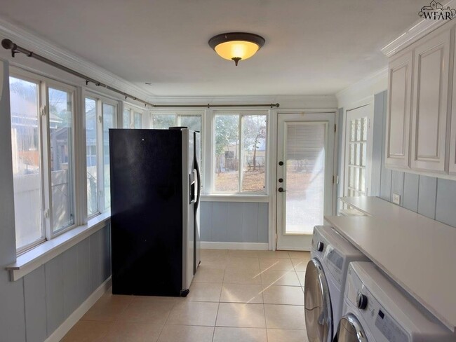 Building Photo - 1817 Ardath Ave