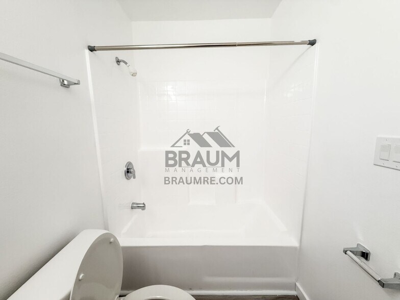 Building Photo - 7323 Winnetka Ave